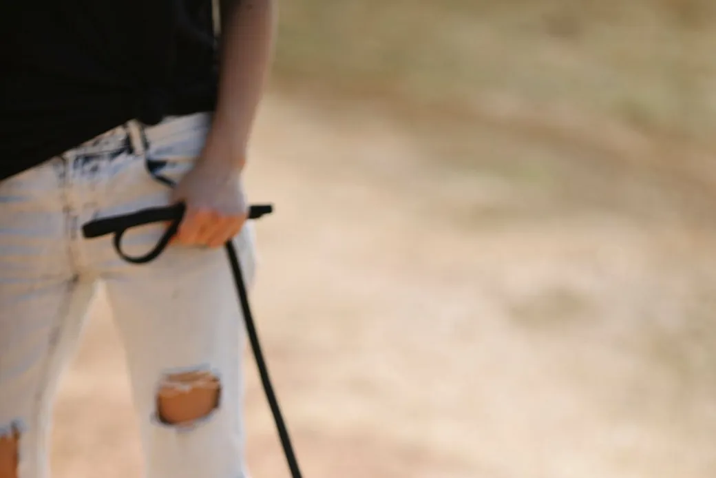 Femme tenant en laisse un beagle à l'arrivée en pension, moment où le contrat de pension est signé et l'animal confié au professionnel