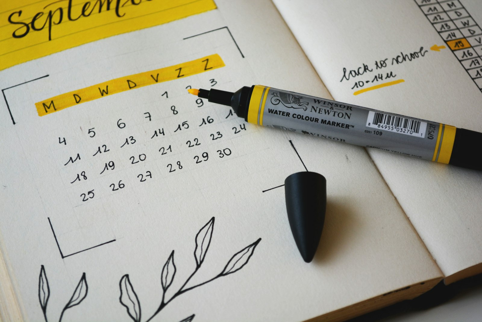 Agenda papier avec calendrier mensuel rempli à la main et surligneur
