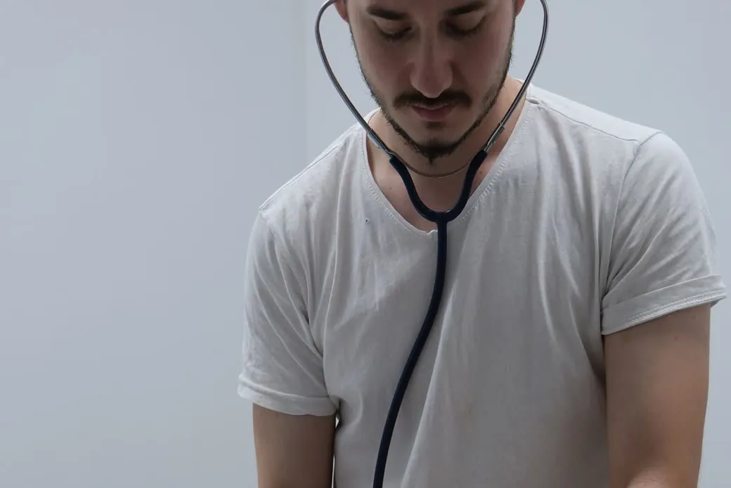 Vétérinaire auscultant un chat au stéthoscope lors d'un contrôle de santé en clinique
